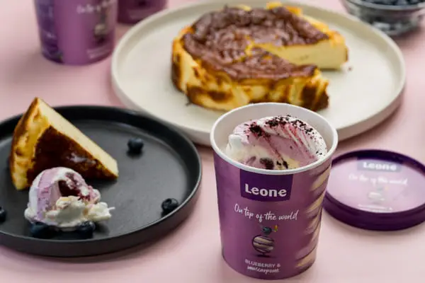 Baskovski cheesecake ob borovničevem sladoledu