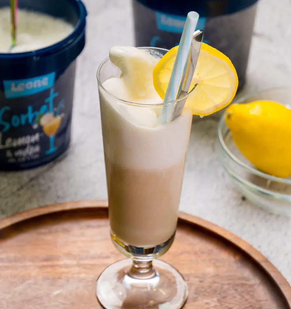 Napitek z limoninim sorbetom in metinim čajemu