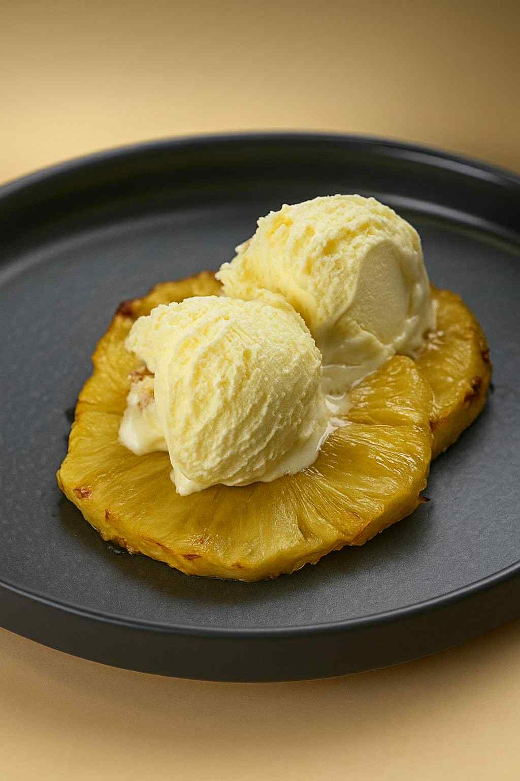 Pečen ananas in sladoled